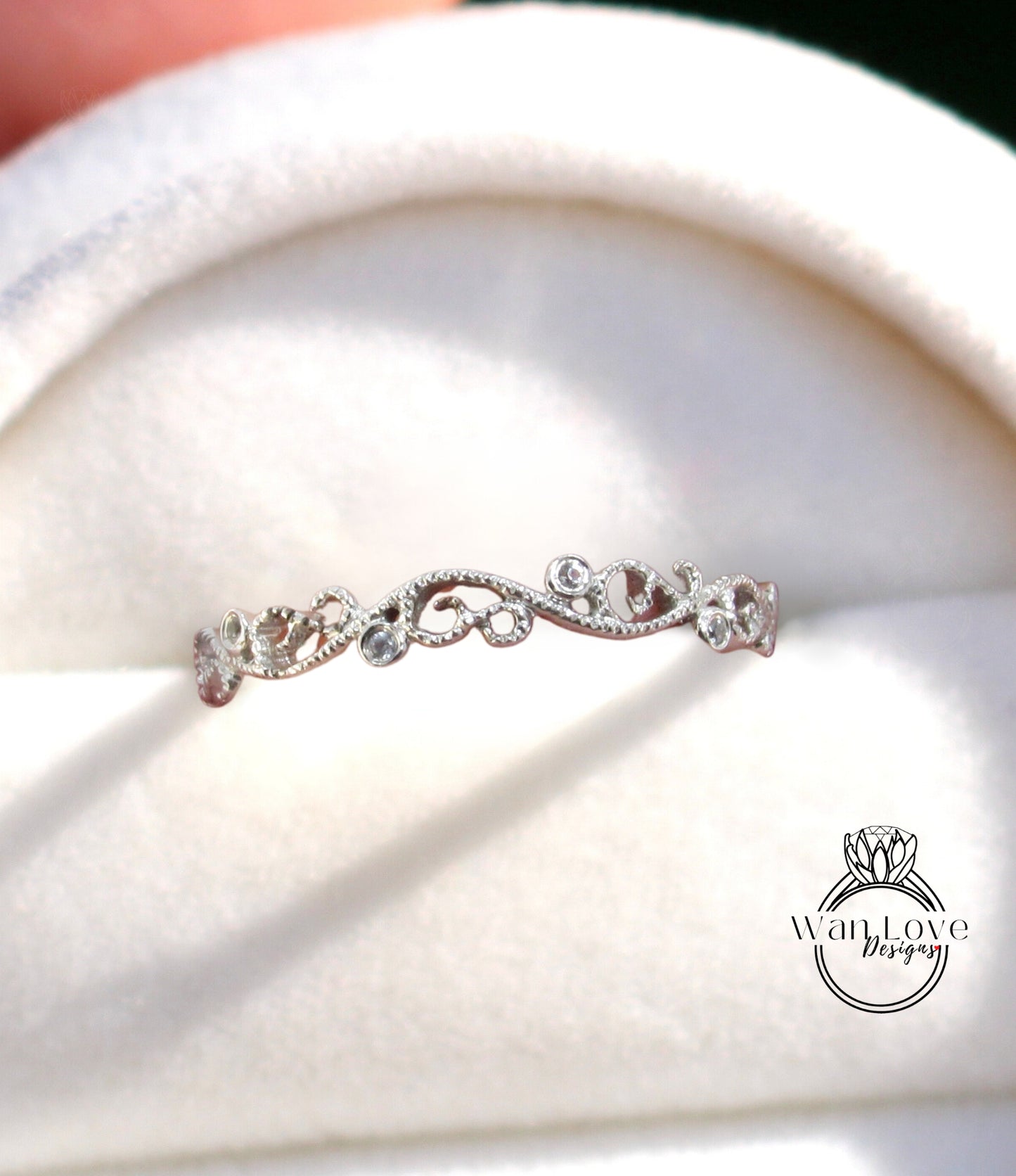 Vendita campione Pronto per la spedizione-Fede nuziale in zaffiro bianco Filigrana Milgrain Eternity Stacking Swirl Quasi Eternity-Custom-Aniversary