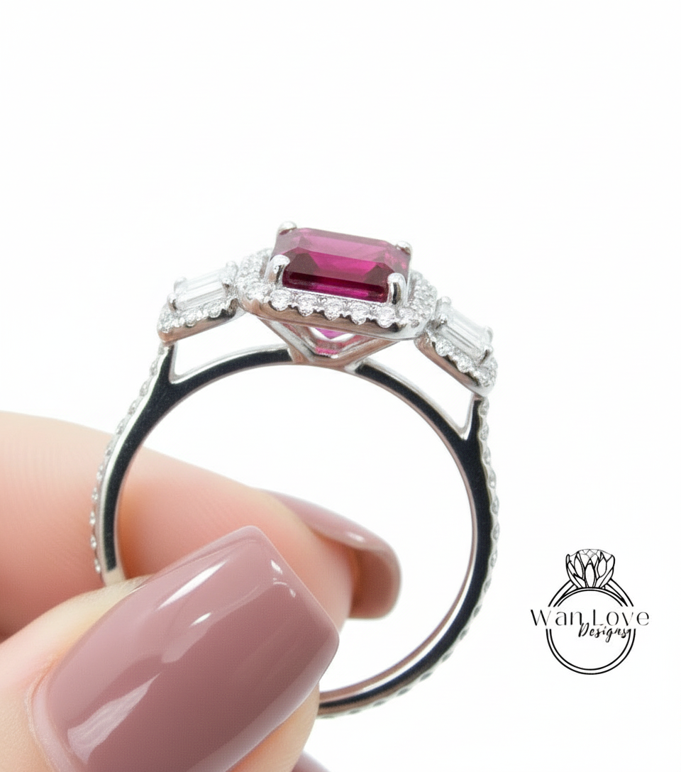 Anello baguette con rubino e diamanti smeraldo, anello di fidanzamento Art Déco, anello con pietra laterale con diamante, anello con diamante con tre pietre Halo