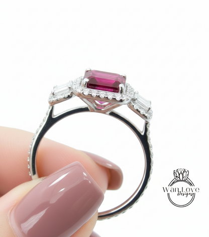 Anello baguette con rubino e diamanti smeraldo, anello di fidanzamento Art Déco, anello con pietra laterale con diamante, anello con diamante con tre pietre Halo