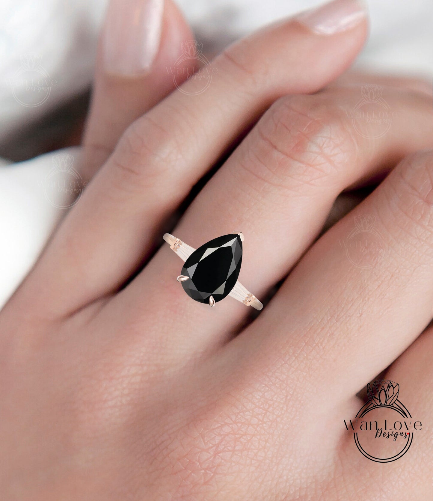 Anello di fidanzamento baguette affusolato con pera moissanite spinello nero 3 pietre preziose, personalizzato-14kt 18kt oro-platino-Weding, WanLoveDesigns