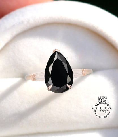 Anello di fidanzamento baguette affusolato con pera moissanite spinello nero 3 pietre preziose, personalizzato-14kt 18kt oro-platino-Weding, WanLoveDesigns