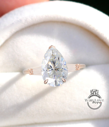 Anello di fidanzamento baguette affusolato con pera Moissanite, 3 pietre preziose, matrimonio personalizzato-14k 18k bianco giallo oro rosa-platino, WanLoveDesigns