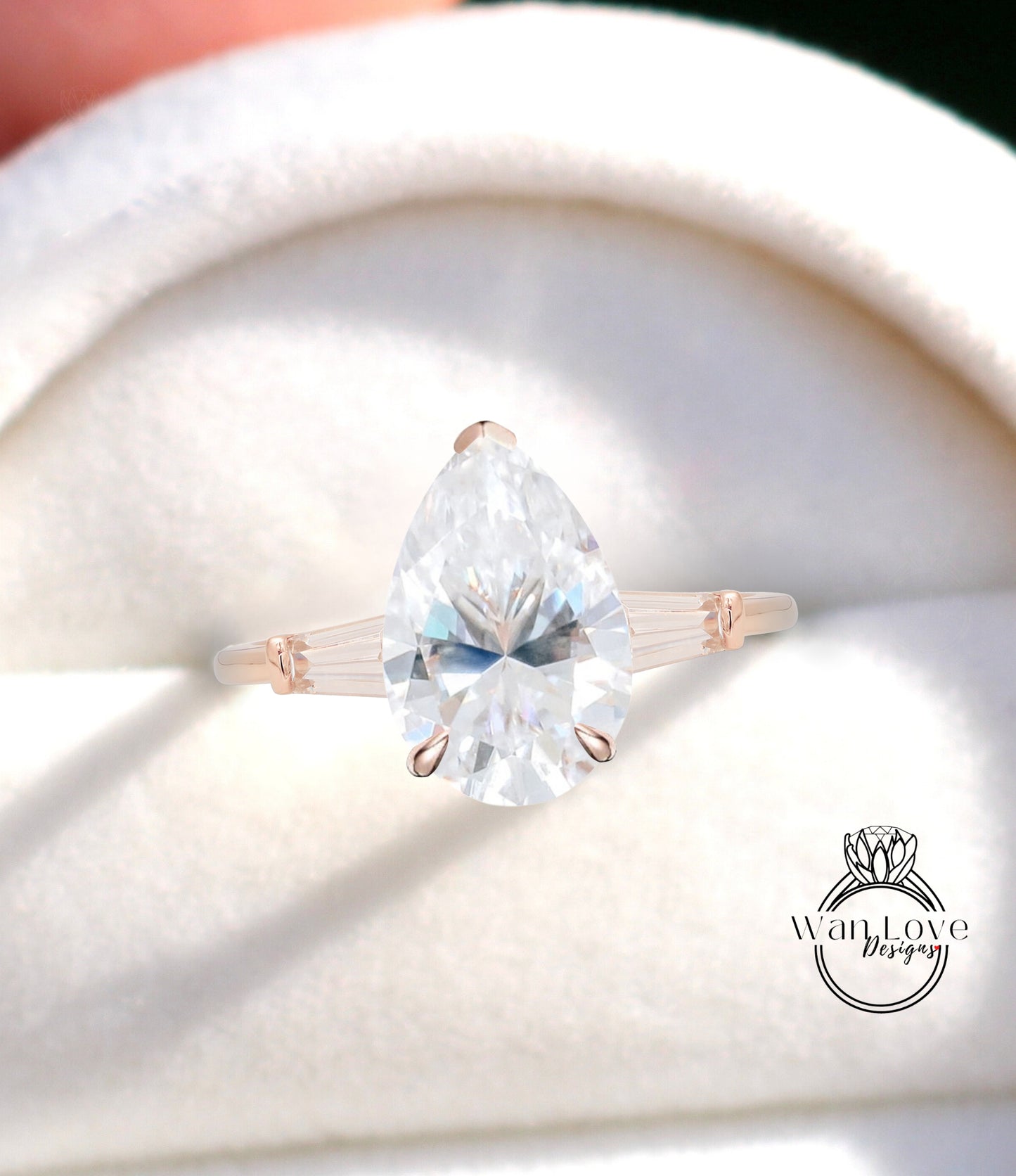 Anello di fidanzamento baguette affusolato con pera moissanite zaffiro bianco 3 gemme, personalizzato-14k 18k oro-platino-matrimonio, WanLoveDesigns