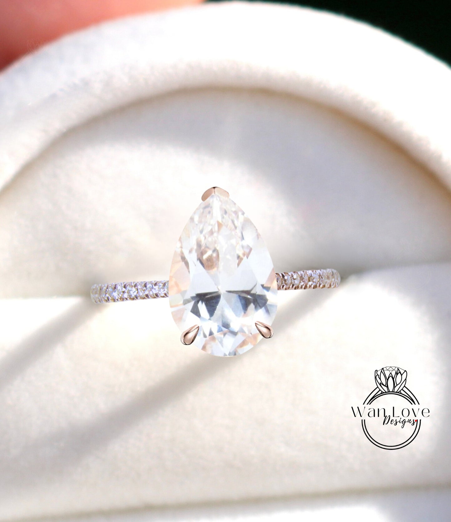 Anello di fidanzamento a metà strada con zaffiro bianco e diamante pera laterale Halo Half Eternity, personalizzato, oro 14kt 18kt, platino, matrimonio, WanLoveDesigns