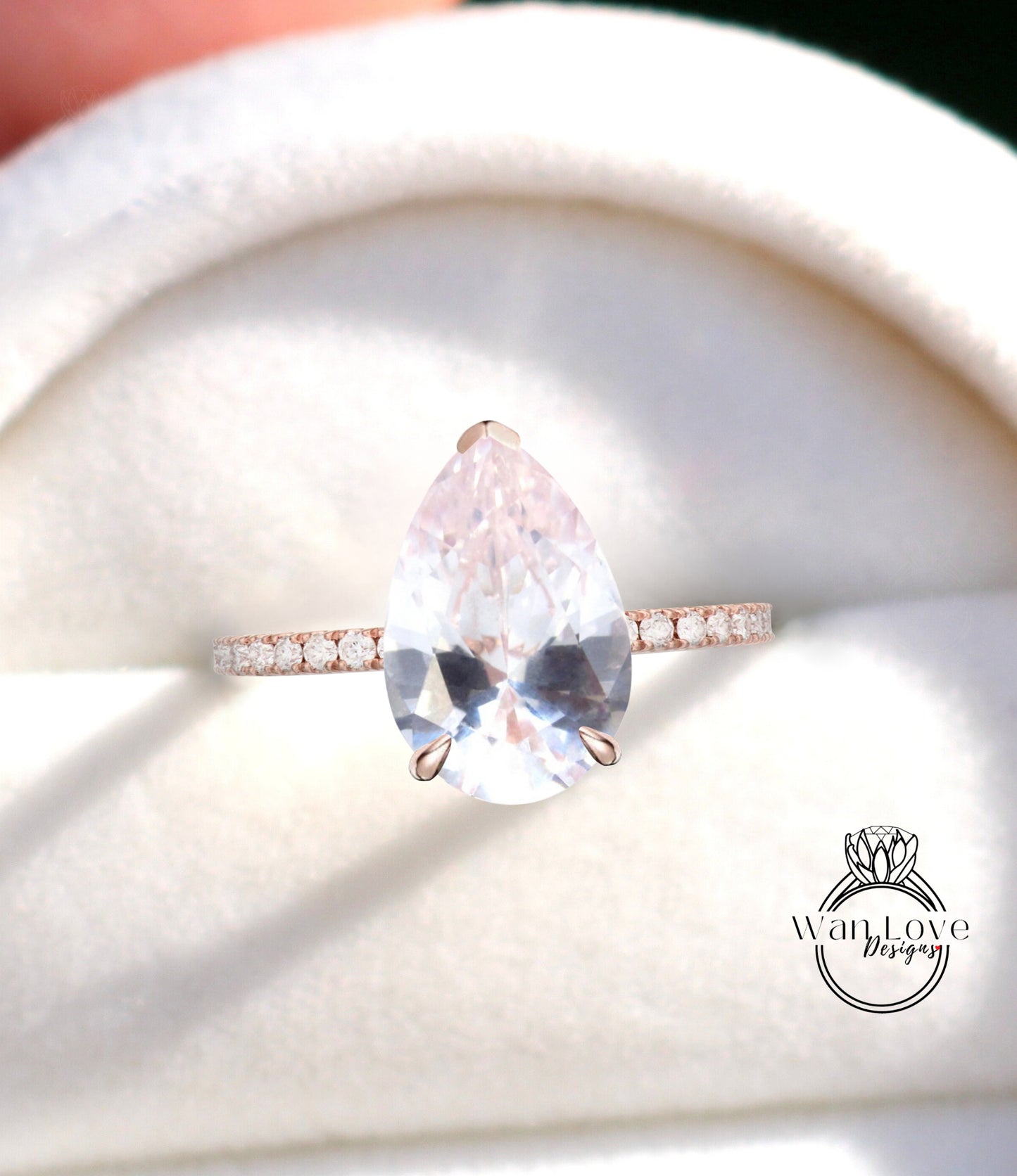 Anello di fidanzamento con zaffiro rosa chiaro con taglio a pera Anello con punta Moissanite in oro rosa mezza eternità con micropave di diamanti anello con alone art deco anello promessa