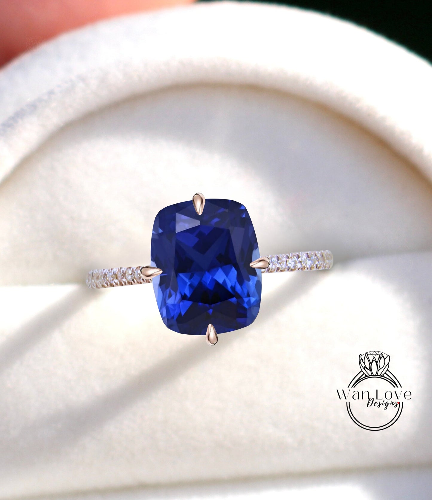 Anello di fidanzamento per celebrità con cuscino laterale allungato con zaffiro blu e diamante, oro 18kt personalizzato 14kt, platino, WanLoveDesigns