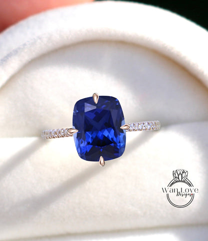 Anello di fidanzamento per celebrità con cuscino laterale allungato con zaffiro blu e diamante, oro 18kt personalizzato 14kt, platino, WanLoveDesigns