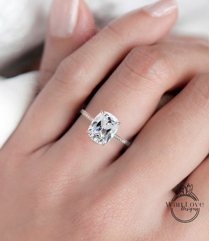 Anello di fidanzamento Halo laterale con diamante zaffiro bianco, Anello Halo laterale con cuscino allungato, Anello cestino con punte di diamante, Personalizzato, WanLoveDesigns