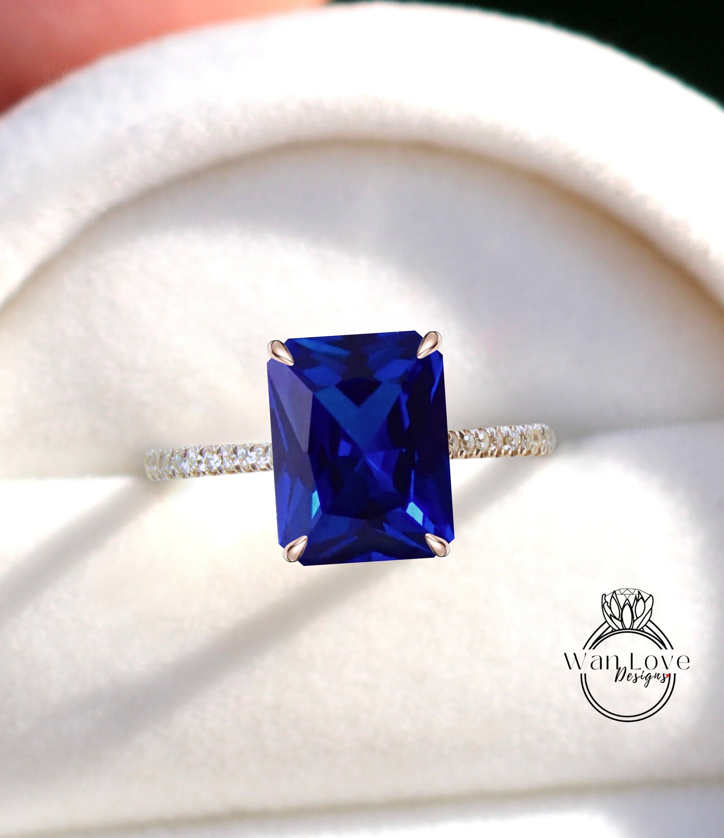 Anello di fidanzamento con punte di cesto di Halo laterale smeraldo con diamanti in zaffiro blu, anello cuscino allungato, personalizzato, matrimonio, anniversario