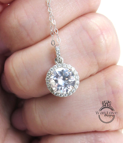 Pendente Halo con zaffiro bianco a taglio rotondo | Ciondolo rotondo in moissanite da 1,5 ct | Ciondolo in oro rosa 14KT | Set da sposa | Collezione di regali di nozze