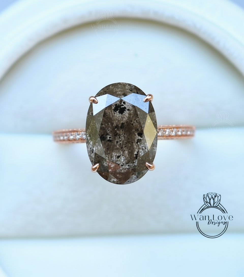 Anello di fidanzamento ovale stile celebrità personalizzato con diamanti sale e pepe Fascia di diamanti a 3 lati in oro rosa Anello unico per l'anniversario nuziale in oro massiccio