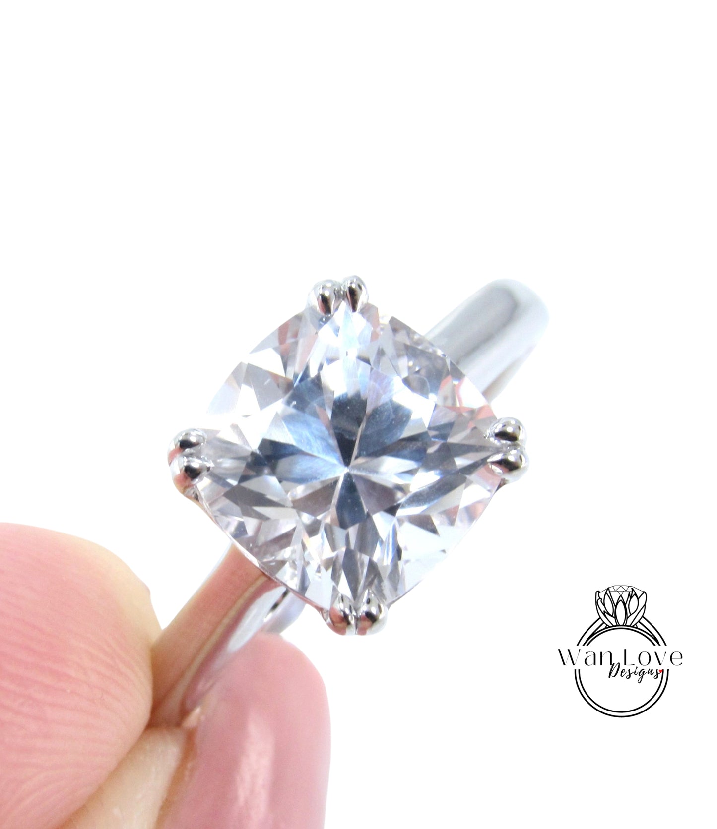 Anello di fidanzamento solitario con cuscino, anello nuziale con zaffiro bianco, anello con pietra preziosa personalizzato di WanLoveDesigns. 2,5 ct 8 mm, pronto per la spedizione