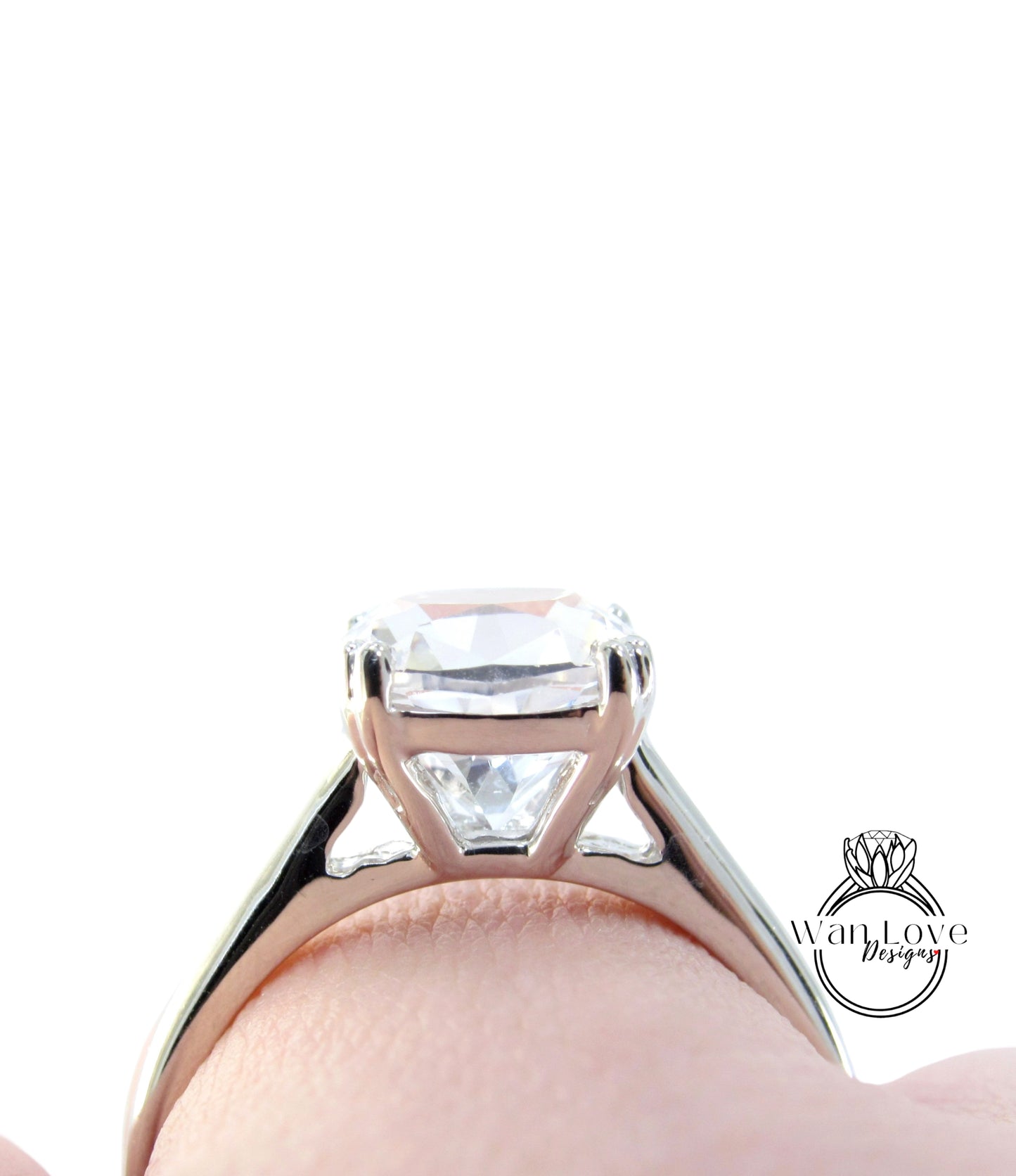 Anello di fidanzamento solitario con cuscino, anello nuziale con zaffiro bianco, anello con pietra preziosa personalizzato di WanLoveDesigns. 2,5 ct 8 mm, pronto per la spedizione