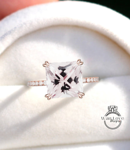 Anello di fidanzamento Princess con zaffiro rosa chiaro e diamanti con trio di pavé, personalizzato, oro 14kt 18kt, platino, matrimonio, anniversario, WanLoveDesigns