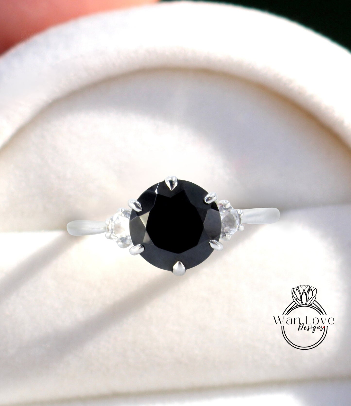 Anello di fidanzamento rotondo con 3 pietre di spinello nero e zaffiro bianco, anello rotondo passato presente futuro anello nuziale delicato a 6 punte pronto