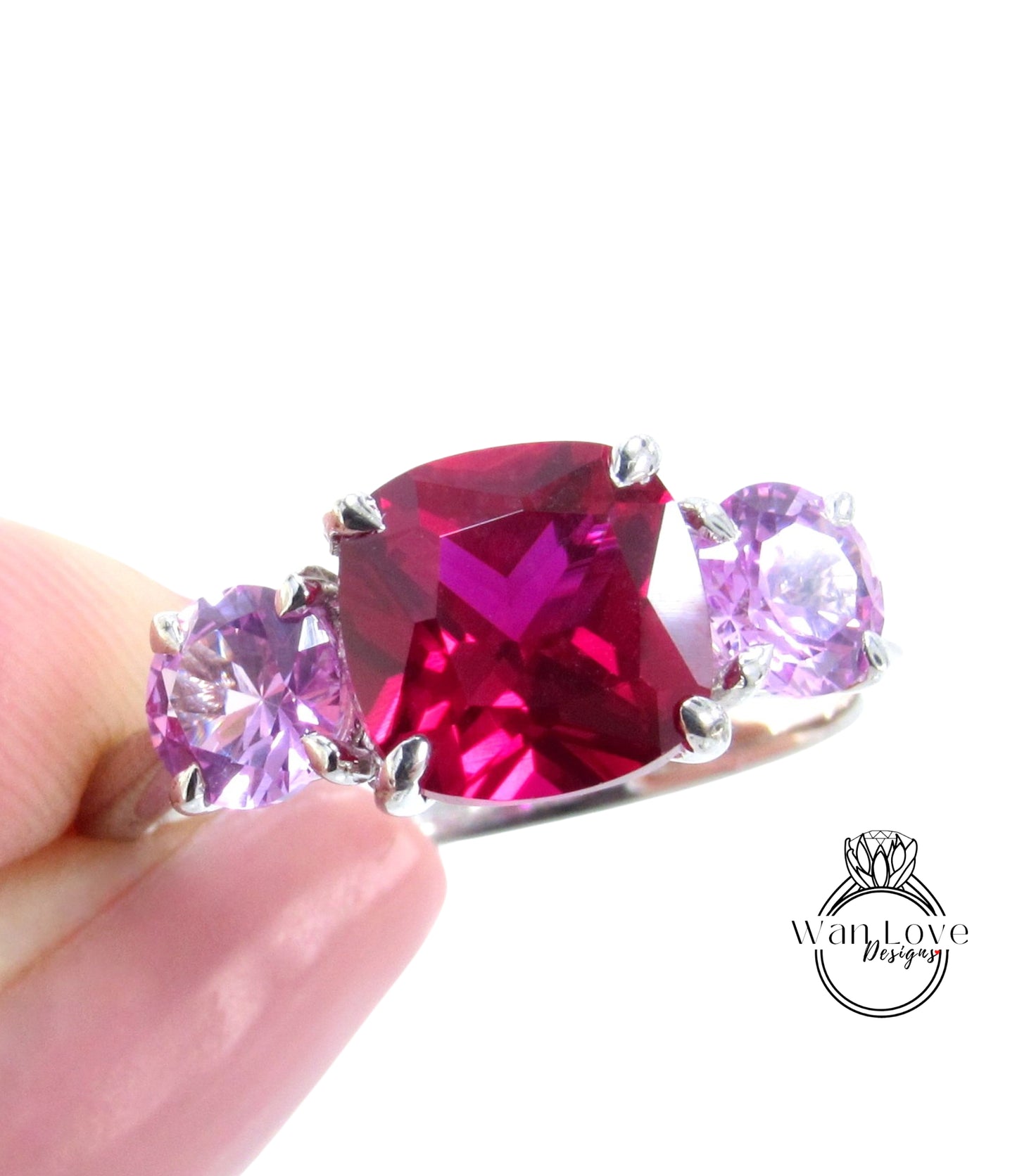 Anello di fidanzamento con taglio a cuscino vintage Anello di fidanzamento con zaffiro rosa rubino da donna Art deco Tre pietre Rotonde alternative Regalo per l'anniversario di matrimonio