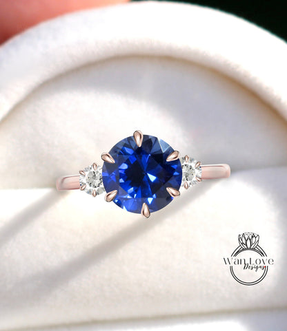 Anello di fidanzamento con 3 pietre Moissanite e zaffiro blu, rotondo, 2 ct, 8 mm, 3 mm, 14 kt, bianco giallo, oro rosa 18 kt, platino, regalo di anniversario personalizzato, impegno