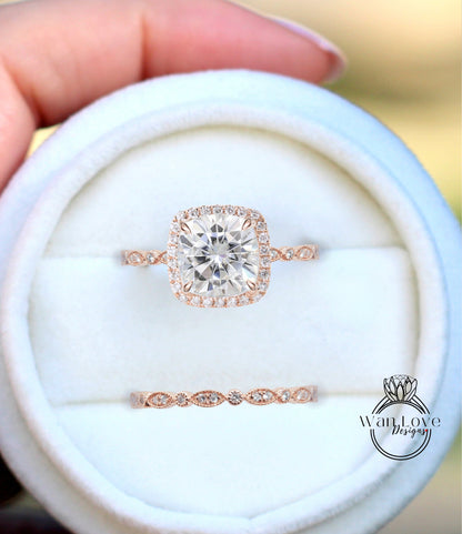 Set di 2: Anello di fidanzamento con cuscino Halo e fascia Art Deco in oro rosa 14k, set da sposa con cuscino in moissanite, set da sposa in moissanite di WanLoveDeisgns