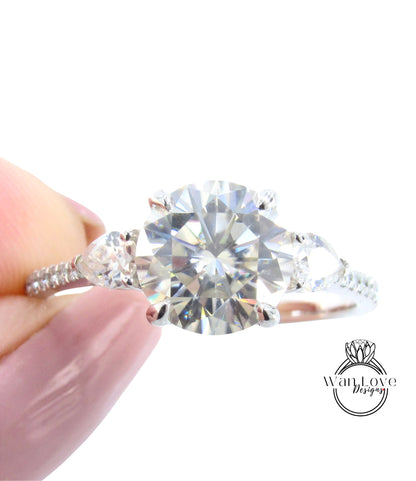 Anello di fidanzamento vintage Moissanite Anello Art Déco a taglio rotondo Anello di fidanzamento con tre gemme di diamanti Moissanite in oro bianco Anello di promessa di anniversario unico