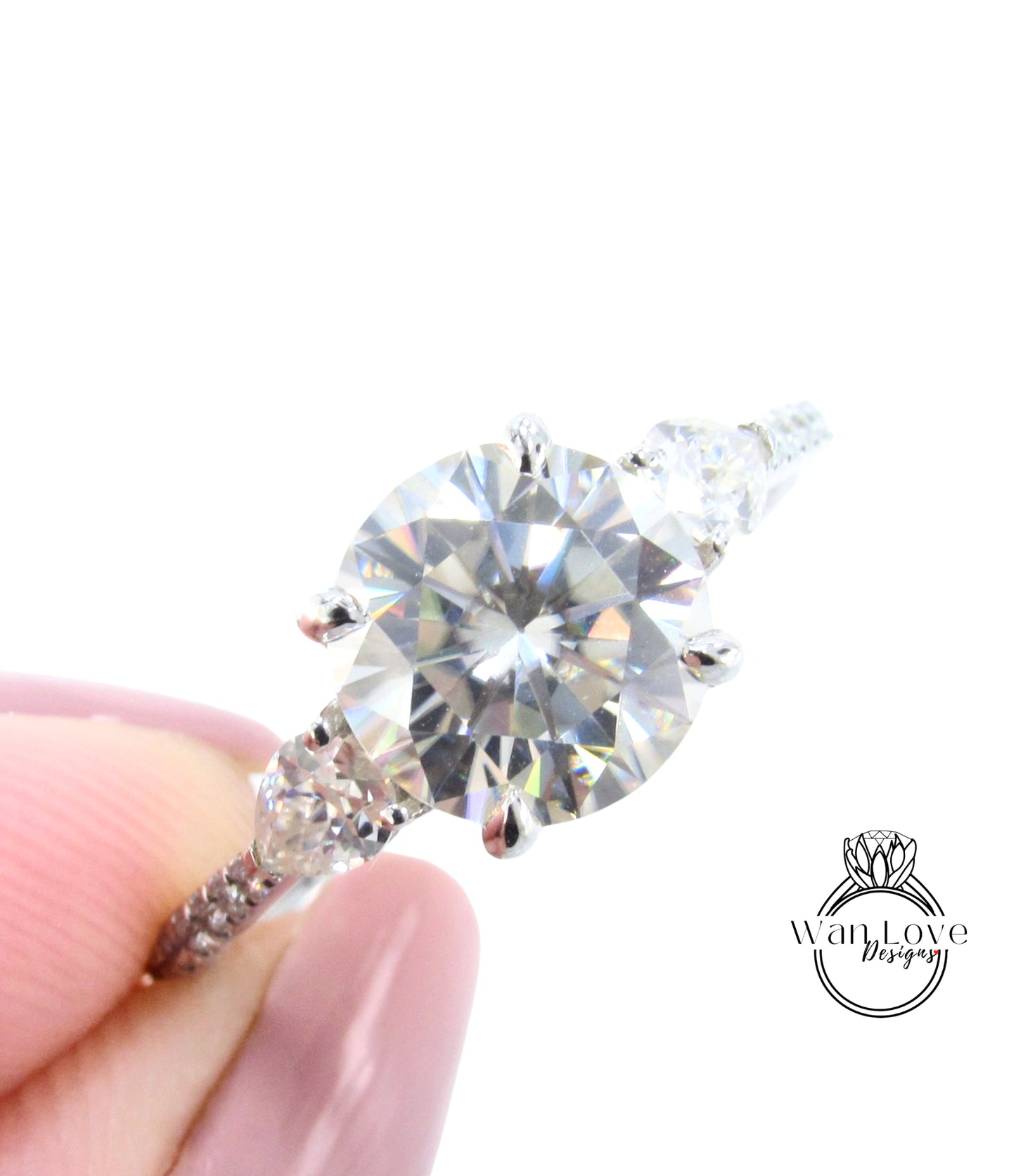 Anello di fidanzamento vintage Moissanite Anello Art Déco a taglio rotondo Anello di fidanzamento con tre gemme di diamanti Moissanite in oro bianco Anello di promessa di anniversario unico