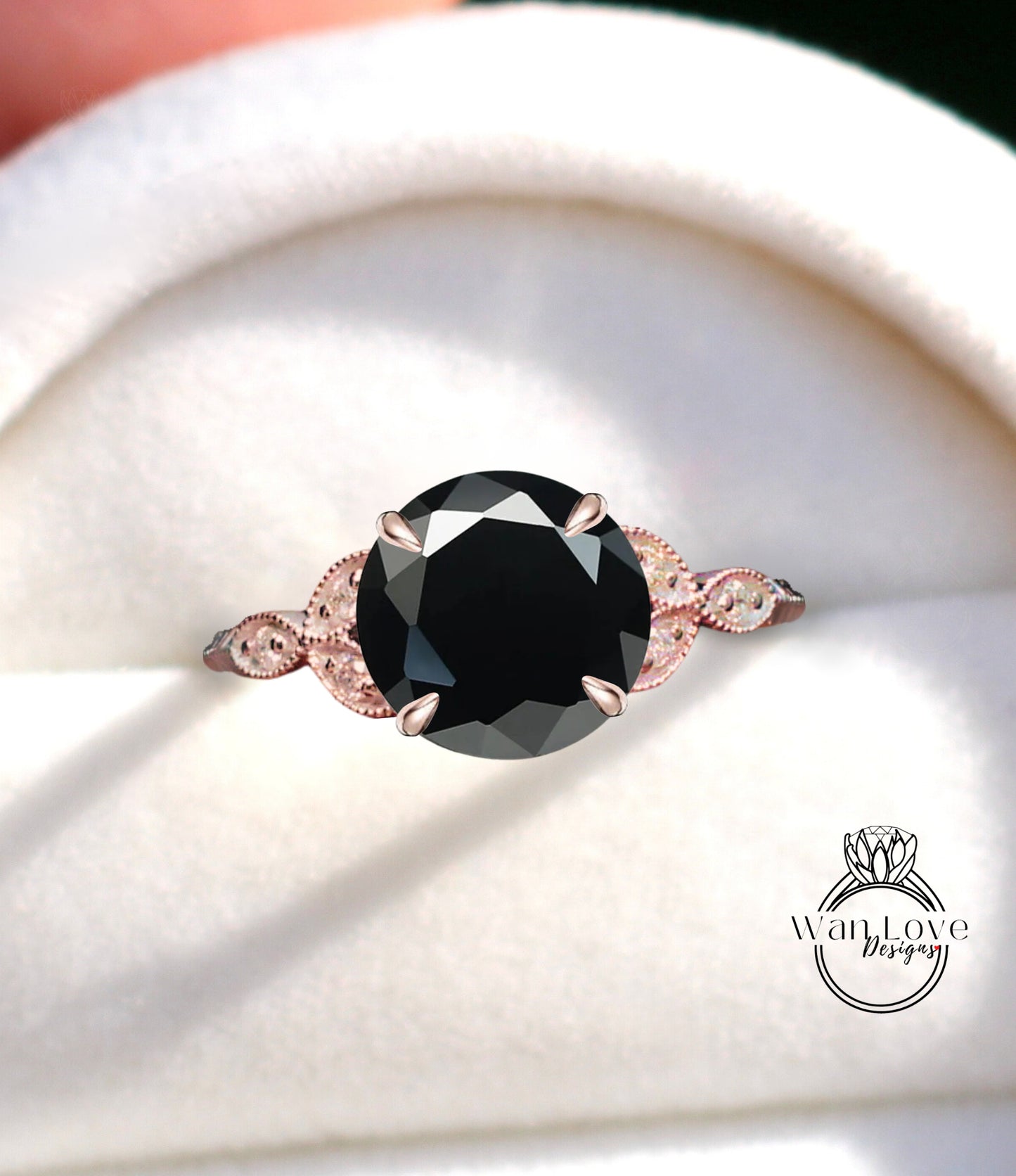 Anello di fidanzamento rotondo con spinello nero e foglia di diamante antico a grappolo con incisione Milgrain o liscio in oro 14kt 18kt, platino, matrimonio personalizzato