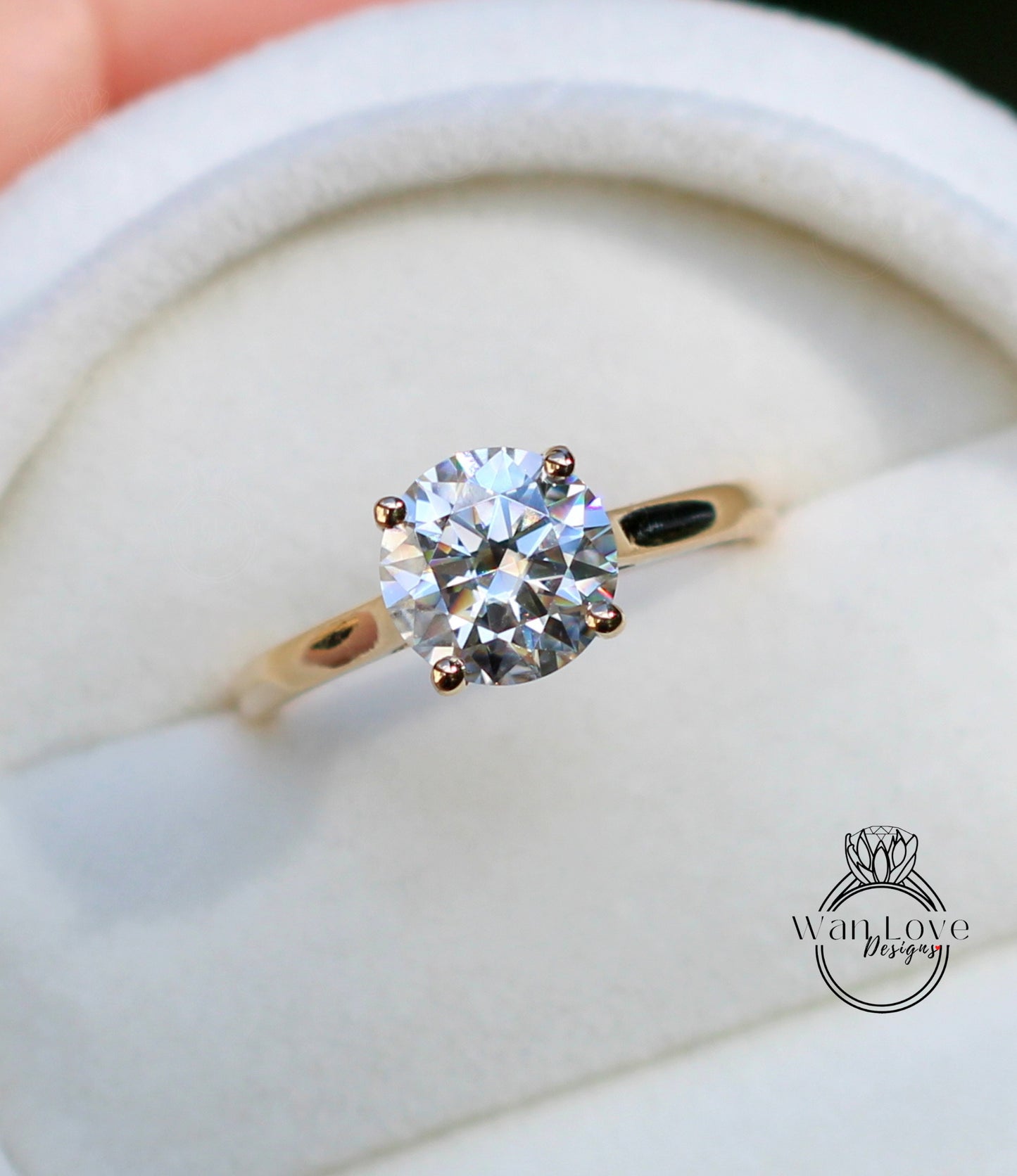 Anello di fidanzamento a quattro punte con zaffiro bianco rotondo in oro giallo 14kt da 2 ct, 8 mm, anello solitario rotondo con zaffiro bianco, anello in oro pronto per la spedizione