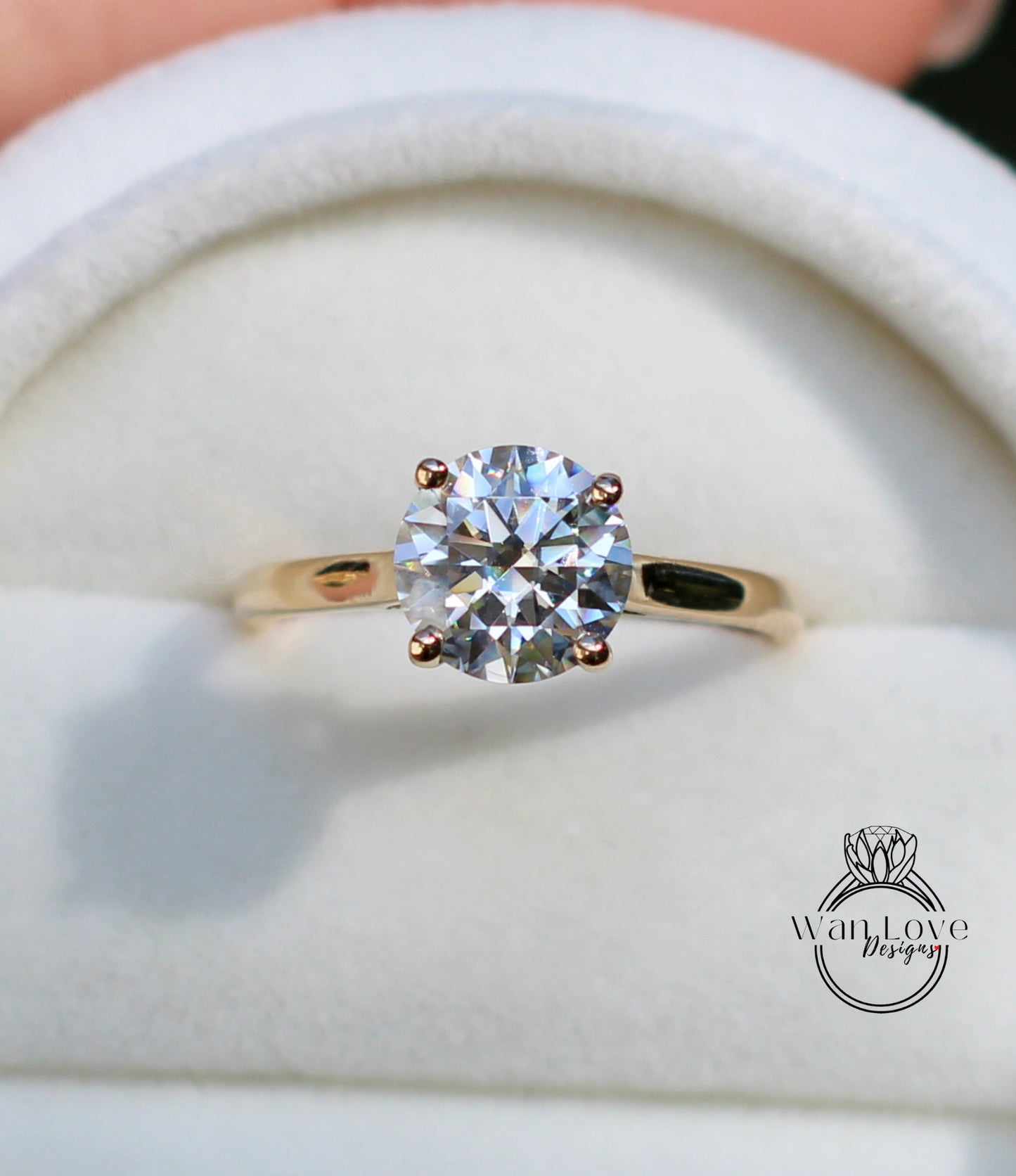 Anello di fidanzamento a quattro punte con zaffiro bianco rotondo in oro giallo 14kt da 2 ct, 8 mm, anello solitario rotondo con zaffiro bianco, anello in oro pronto per la spedizione