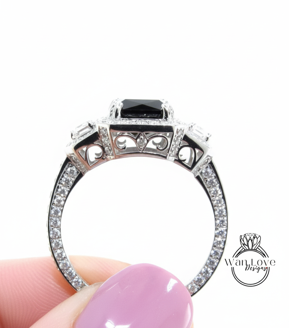 Cuscino allungato Art Déco Anello di fidanzamento con zaffiro blu Anello in oro rosa con tre pietre preziose Anello con mezzaluna e diamante Halo Anello di promessa anniversario