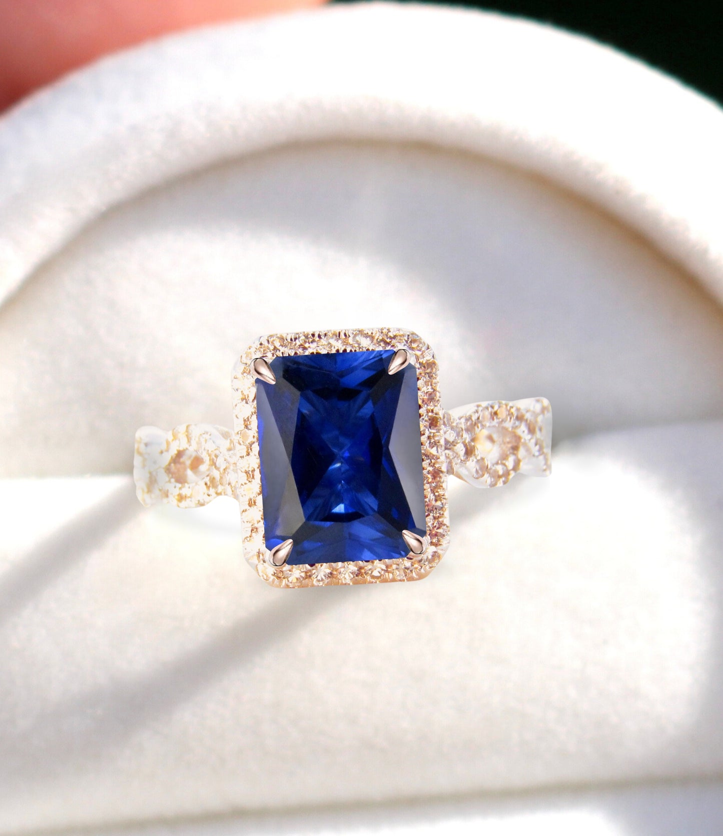 Anello di fidanzamento con gambo twist con zaffiro blu e diamanti smeraldo Halo Infinity, 3/4 eternità, personalizzato, oro 14k 18k, platino, WanLoveDesigns