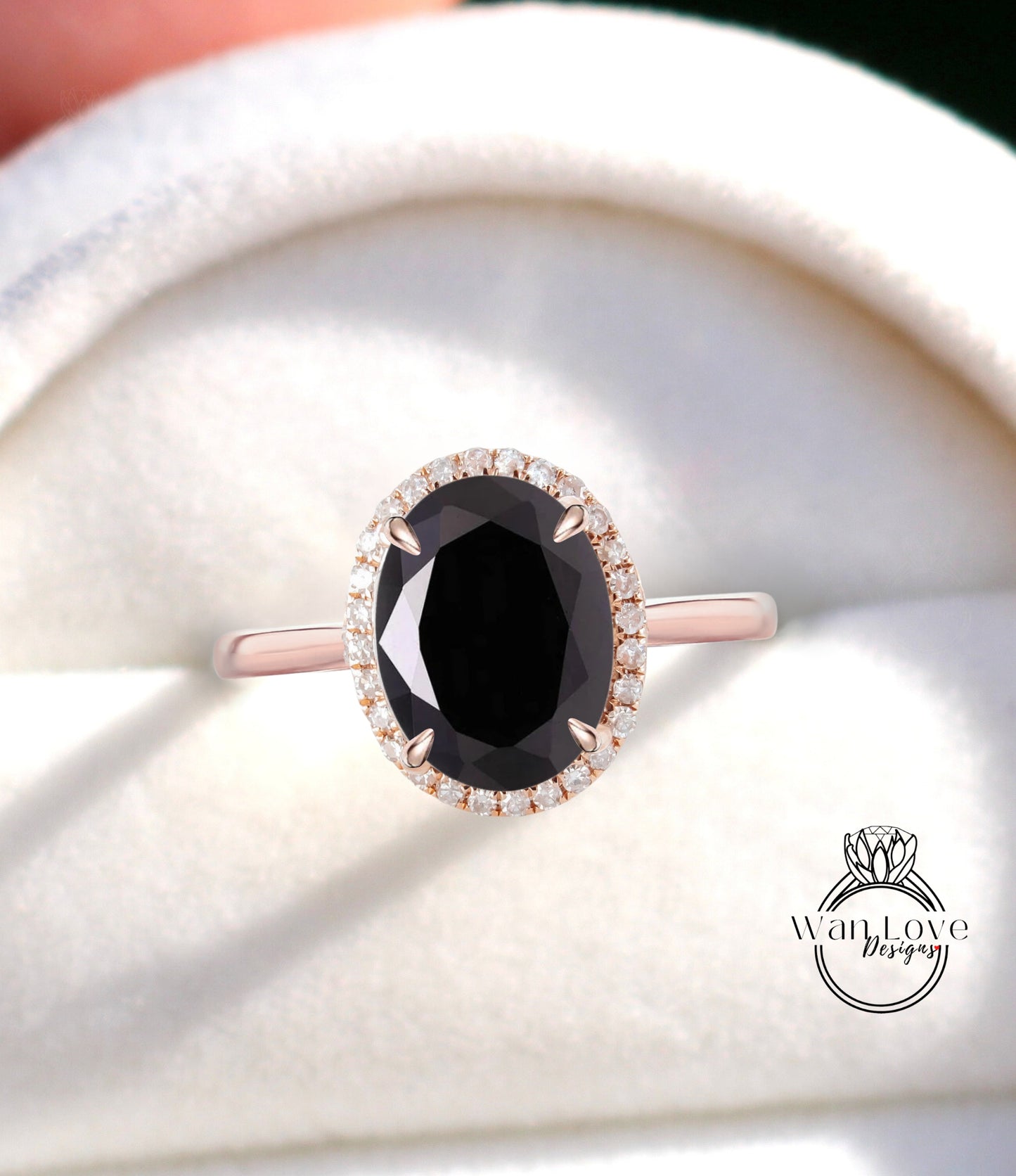 Anello di fidanzamento con spinello nero a taglio ovale, anello in oro rosa con alone di diamanti, con fascia affusolata sottile e delicata, anello di promessa per l'anniversario in stile art deco