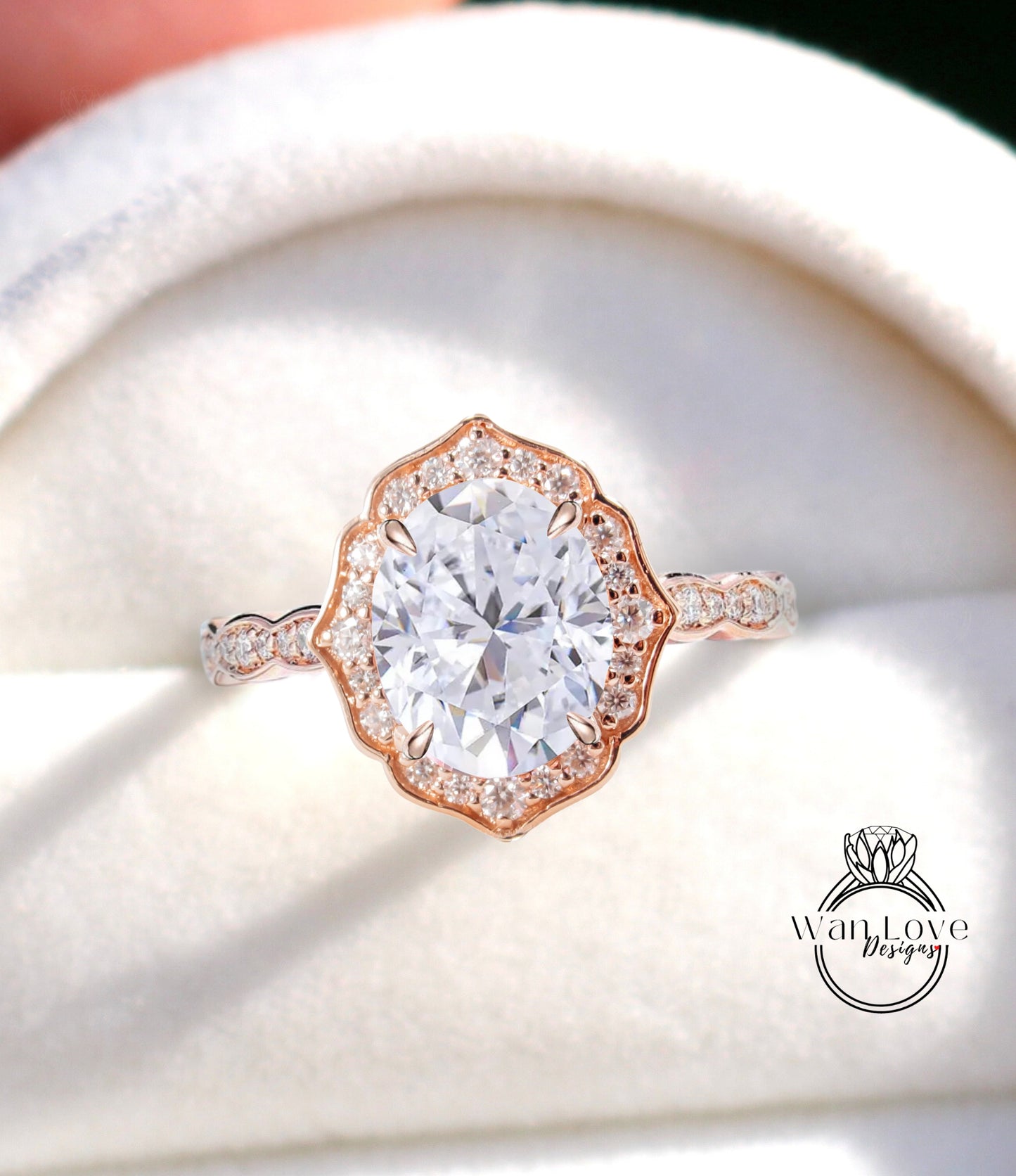 Anello di fidanzamento con zaffiro bianco di forma ovale, anello con alone di diamanti, anello smerlato in moissanite, anello vintage unico, anello in oro rosa, anello anniversario