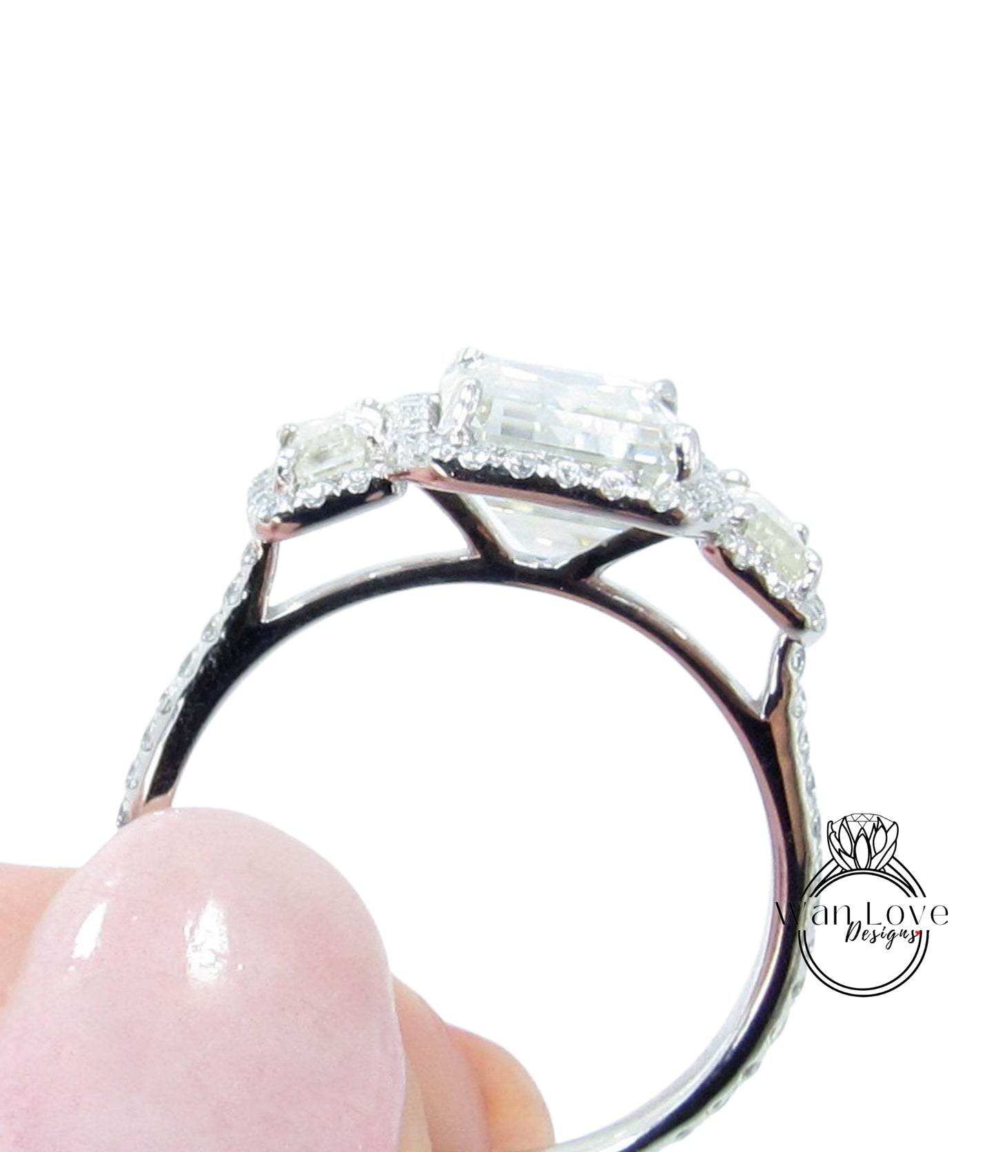 Anello baguette con zaffiro bianco e diamanti smeraldo Halo, anello di fidanzamento Art Déco, anello con pietra laterale con diamante, anello con tre pietre Halo con diamante