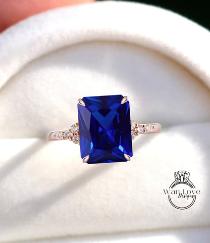 Anello di fidanzamento con zaffiro blu e diamante, Anello Halo laterale, Anello taglio smeraldo, Anello con gambo a fascia semplice, Anello personalizzato, Matrimonio o Anniversario