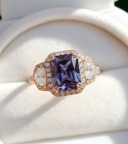 Cuscino allungato Art Déco Anello di fidanzamento con zaffiro blu Anello in oro rosa con tre pietre preziose Anello con mezzaluna e diamante Halo Anello di promessa anniversario