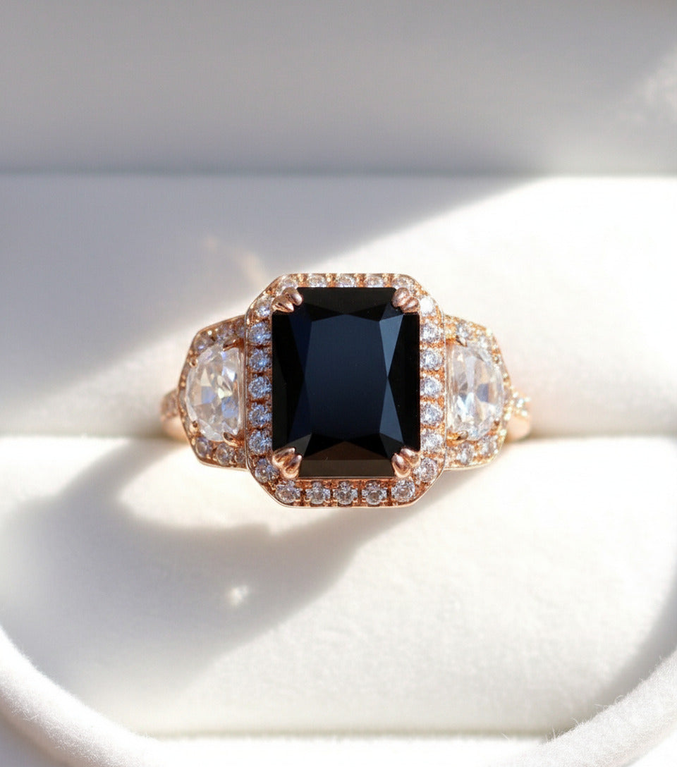 Cuscino allungato Art Déco Anello di fidanzamento con zaffiro blu Anello in oro rosa con tre pietre preziose Anello con mezzaluna e diamante Halo Anello di promessa anniversario