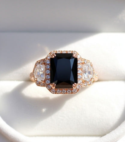 Cuscino allungato Art Déco Anello di fidanzamento con zaffiro blu Anello in oro rosa con tre pietre preziose Anello con mezzaluna e diamante Halo Anello di promessa anniversario