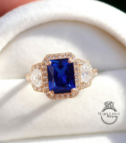 Anello baguette con zaffiro blu smeraldo e diamanti, anello di fidanzamento Art Déco, anello con pietra laterale con diamante, anello con tre pietre Halo con diamante
