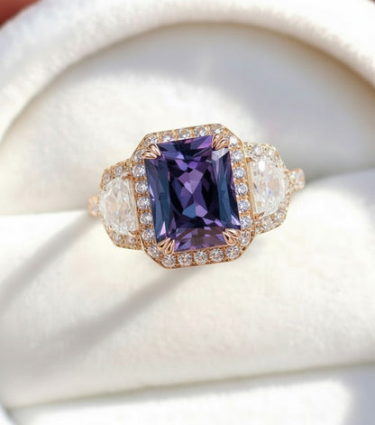 Cuscino allungato Art Déco Anello di fidanzamento con zaffiro blu Anello in oro rosa con tre pietre preziose Anello con mezzaluna e diamante Halo Anello di promessa anniversario