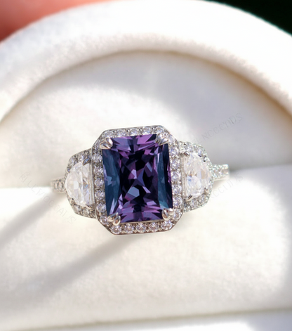 Cuscino allungato Art Déco Anello di fidanzamento con zaffiro blu Anello in oro rosa con tre pietre preziose Anello con mezzaluna e diamante Halo Anello di promessa anniversario