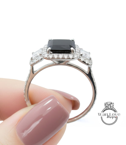 Anello Baguette con spinello nero e diamanti Smeraldo Halo, Anello di fidanzamento Art Déco, Anello con pietra laterale con diamanti, Anello con tre pietre Halo con diamanti