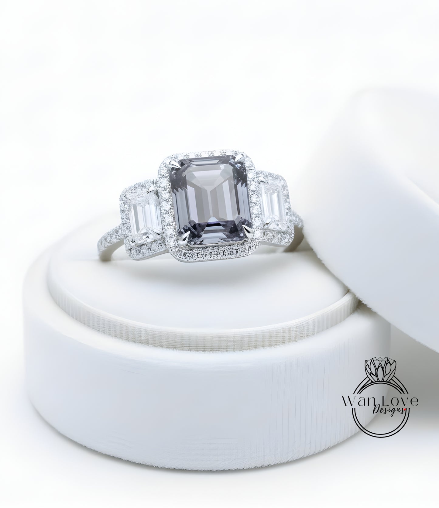 Anello Baguette con Moissanite Grigio Smeraldo Halo e Diamanti, Anello di Fidanzamento Art Déco, Anello con Pietra Laterale con Diamanti, Anello con Tre Pietre Halo con Diamanti