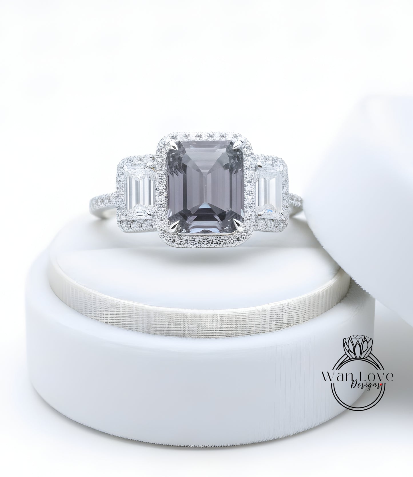 Anello Baguette con Moissanite Grigio Smeraldo Halo e Diamanti, Anello di Fidanzamento Art Déco, Anello con Pietra Laterale con Diamanti, Anello con Tre Pietre Halo con Diamanti