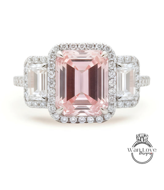 Anello baguette con zaffiro rosa chiaro e smeraldo Halo, anello di fidanzamento Art Déco, anello con pietra laterale con diamante, anello con tre pietre Halo con diamante