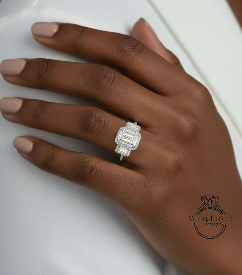 Anello baguette con smeraldo Halo Moissanite e diamanti da 3 ct, anello di fidanzamento Art Déco, anello con 3 pietre preziose, anello con diamanti Halo con tre pietre, pronto per la spedizione