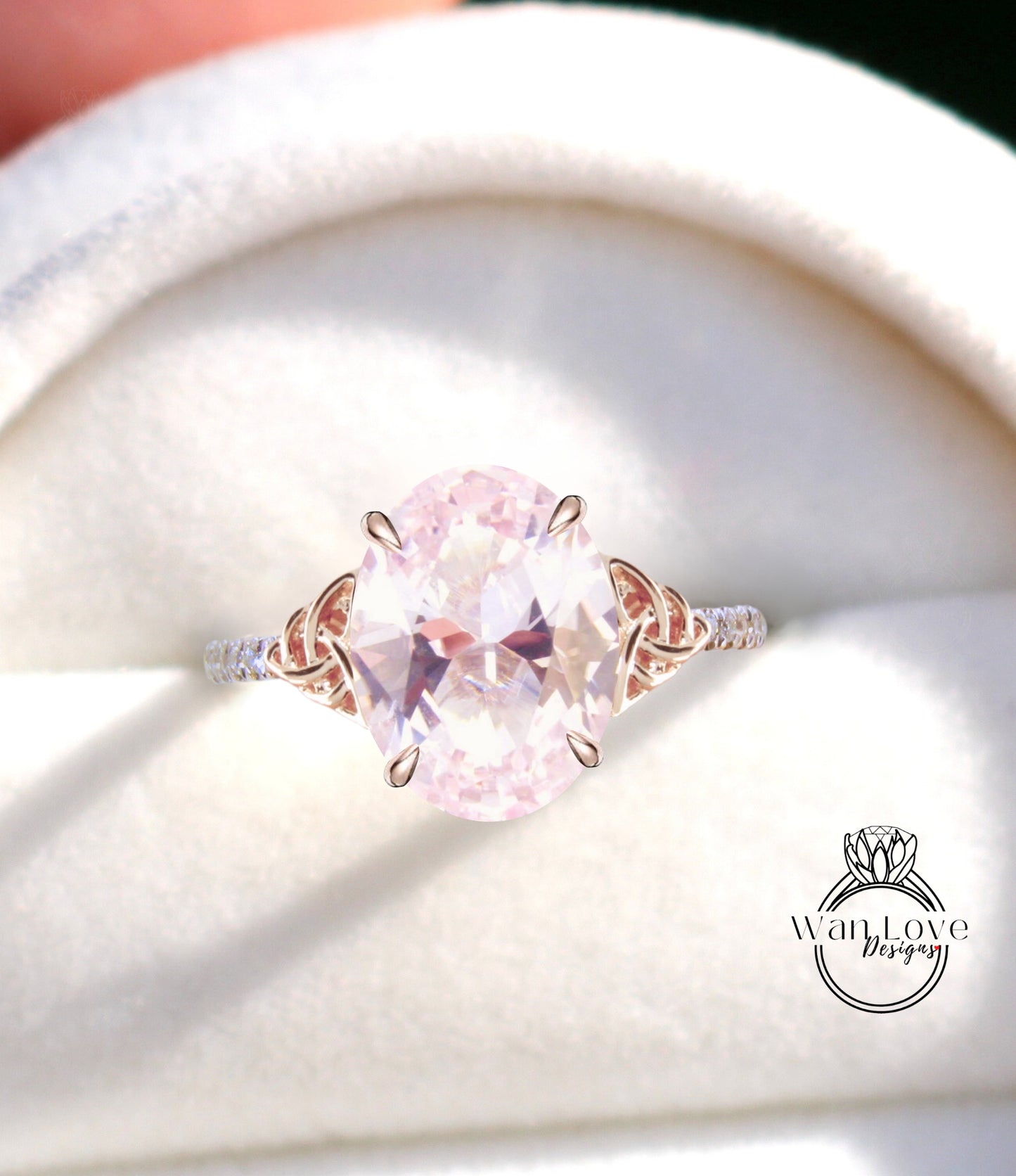 Anello di fidanzamento ovale con diamante zaffiro rosa chiaro con nodo celtico Anello con mezza eternità con diamante celtico Moissanite Promessa nuziale ovale Anniversario