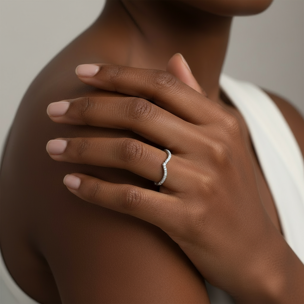 Anello impilabile curvo a V • Anello Chevron con diamante, Anello minimalista in oro sottile • Anello di fidanzamento delicato con pietra portafortuna • Regalo per lei