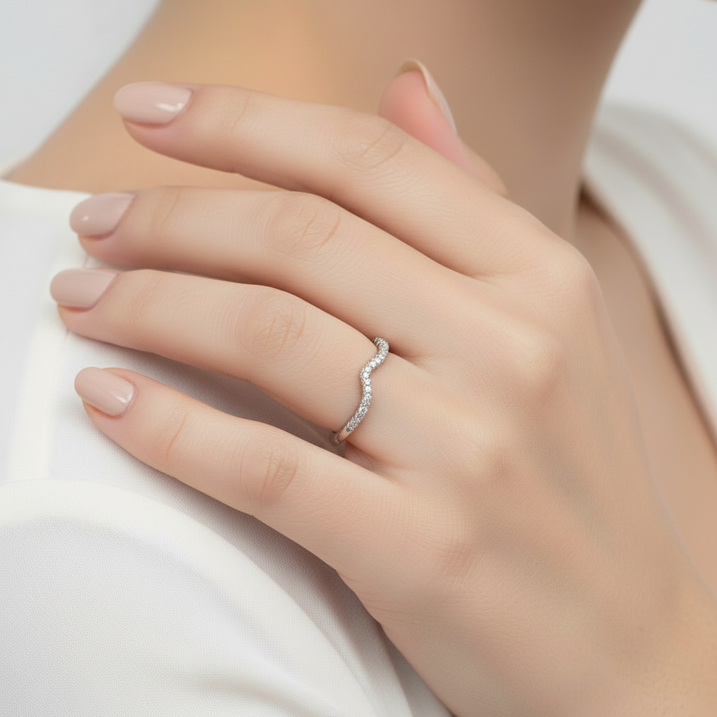 Anello impilabile curvo a V • Anello Chevron con diamante, Anello minimalista in oro sottile • Anello di fidanzamento delicato con pietra portafortuna • Regalo per lei