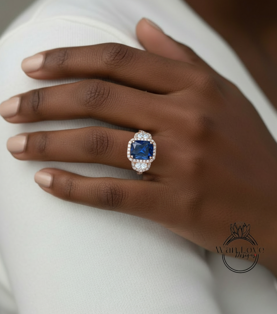 Anello baguette con zaffiro blu smeraldo e diamanti, anello di fidanzamento Art Déco, anello con pietra laterale con diamante, anello con tre pietre Halo con diamante