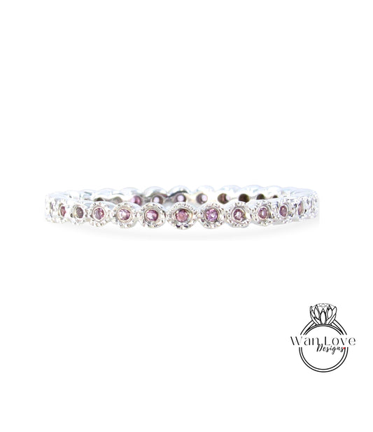 Anello con set di castoni Milgrain, fascia in zaffiro rosa, fede nuziale in zaffiro rosa a taglio rotondo, fascia in stile vintage, anello nuziale con castone Amtique, pronto