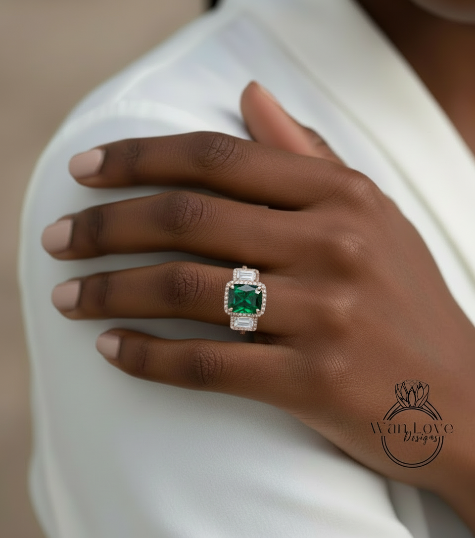 Emerald Halo Anello baguette con smeraldo e diamanti, anello di fidanzamento Art Déco, anello con pietra laterale con diamante, anello con tre pietre Halo con diamante